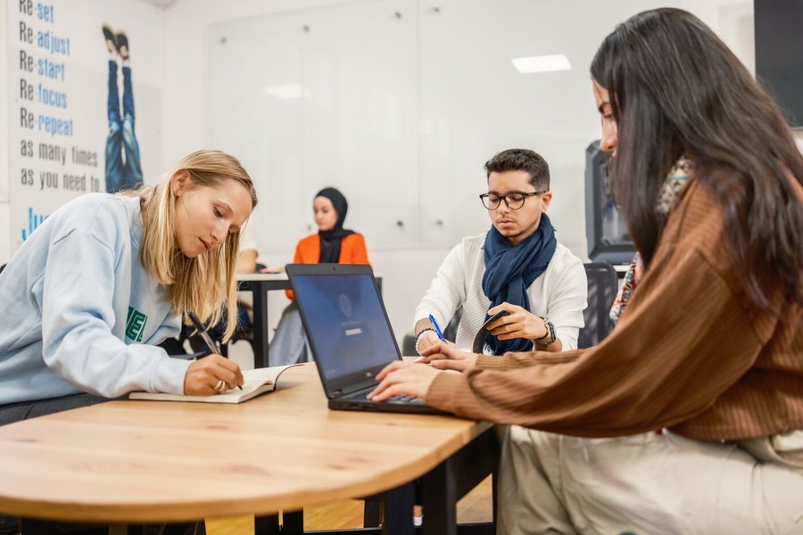 Professionnels de la finance et de l'audit en discussion