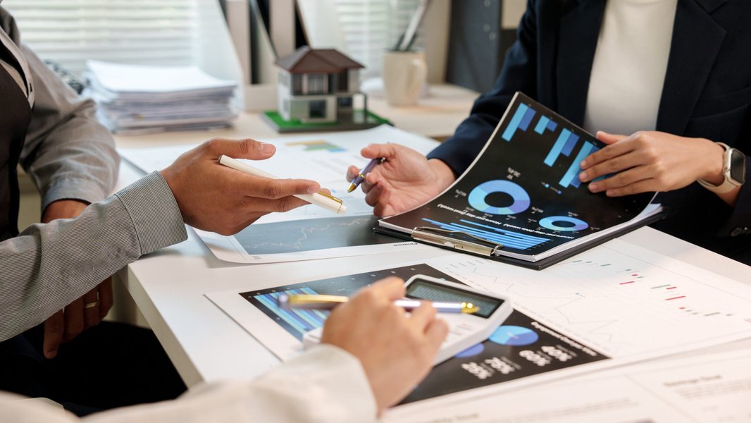 Grafika ilustrująca strukturę cenową systemów CRM
