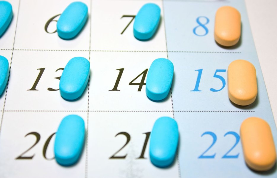 Illustration showing pills and a question mark, representing drug side effects
