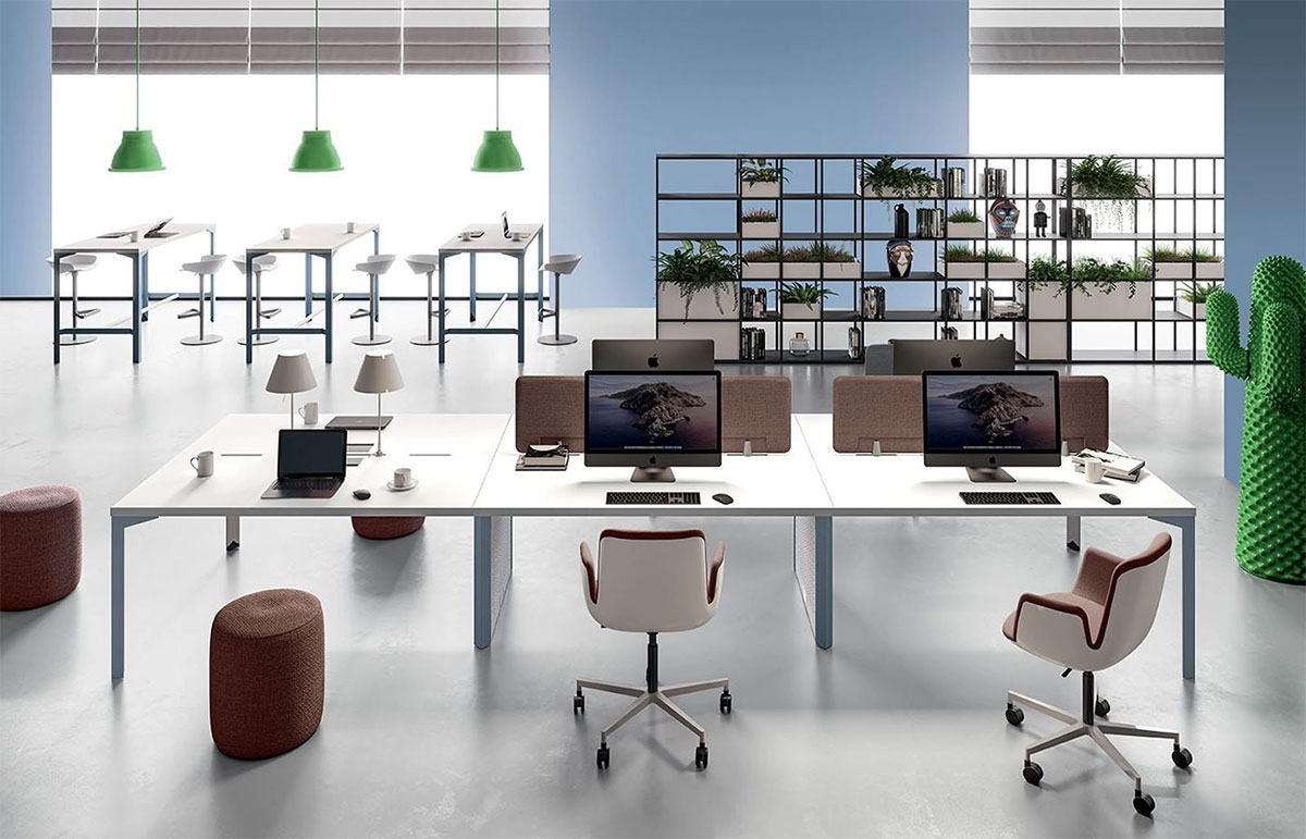 ufficio moderno con computer e documenti