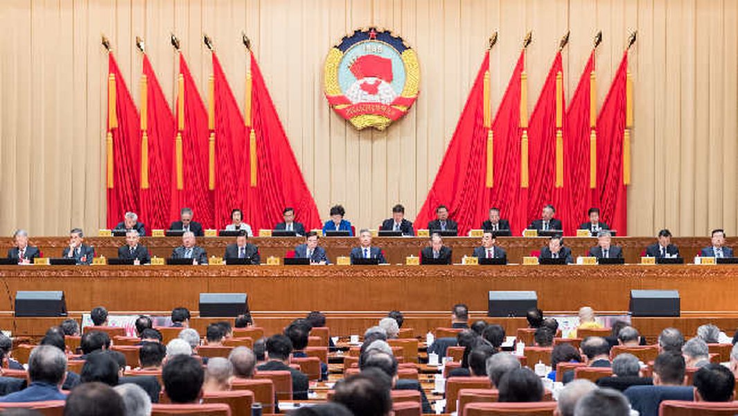 政协委员在讨论