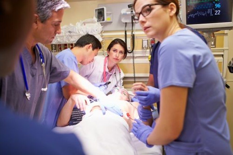 emergency nurse hospital setting
