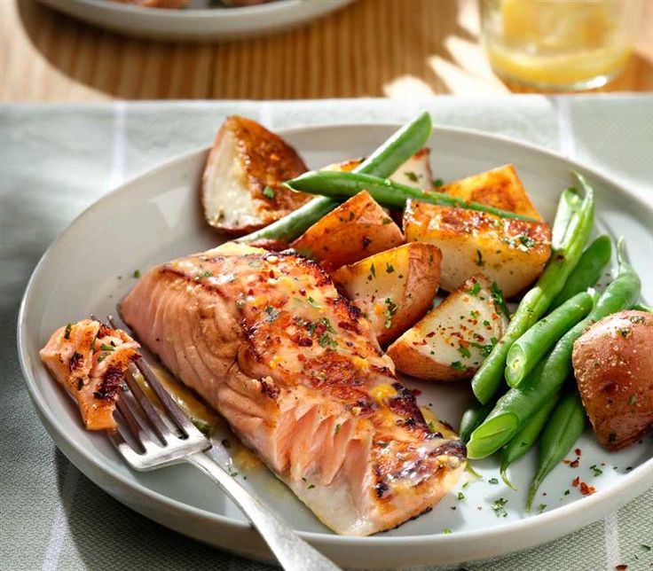salmón, pollo asado, platos saludables