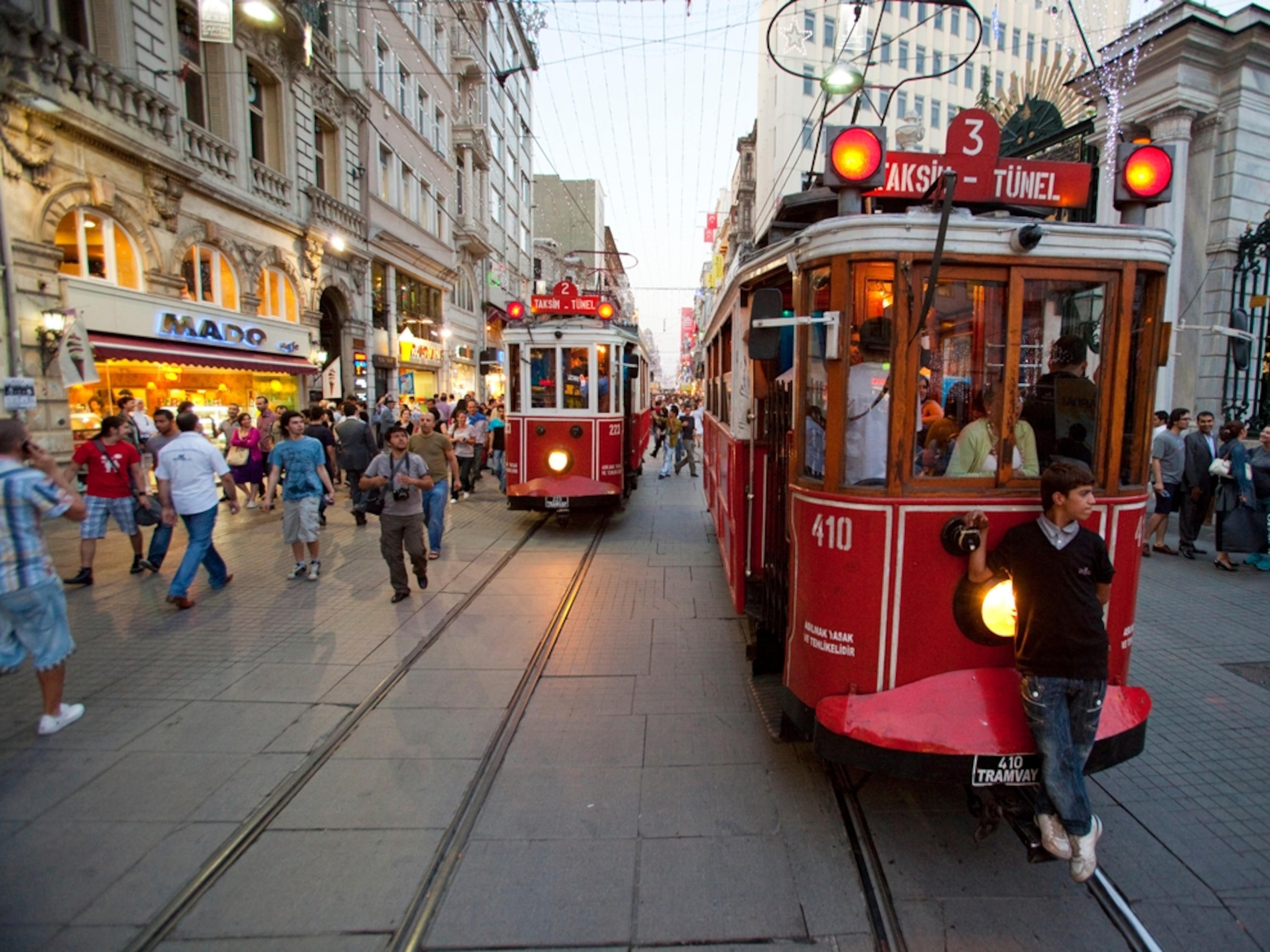 modern urban tourism scene