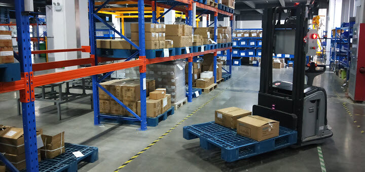 automated guided vehicles warehouse