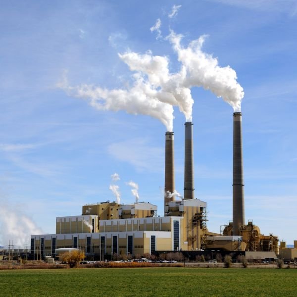 Intérieur d'une centrale thermique avec tuyauteries