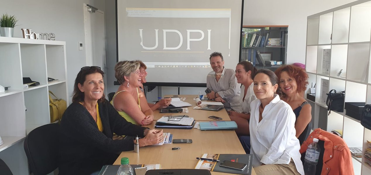 Équipe immobilière en réunion