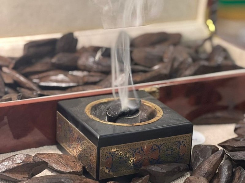 قطع من خشب العود الفاخر المستخدم في البخور