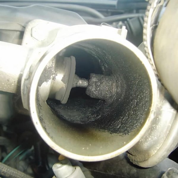 Diagram showing the EGR system components and exhaust gas flow within an engine