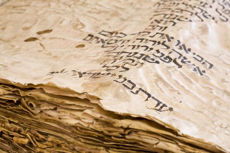 Antiguo Pergamino con Textos Bíblicos