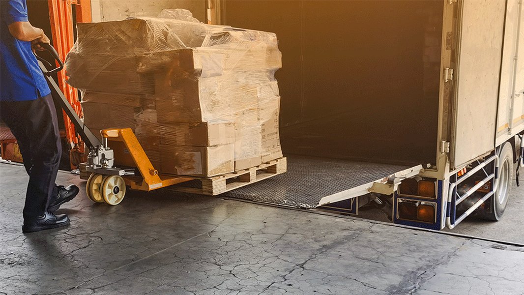 packing-goods-on-pallets-6dzicjji