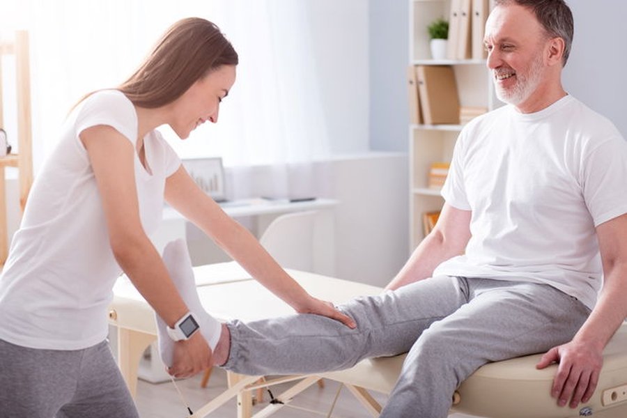 infirmier helping patient parkinson