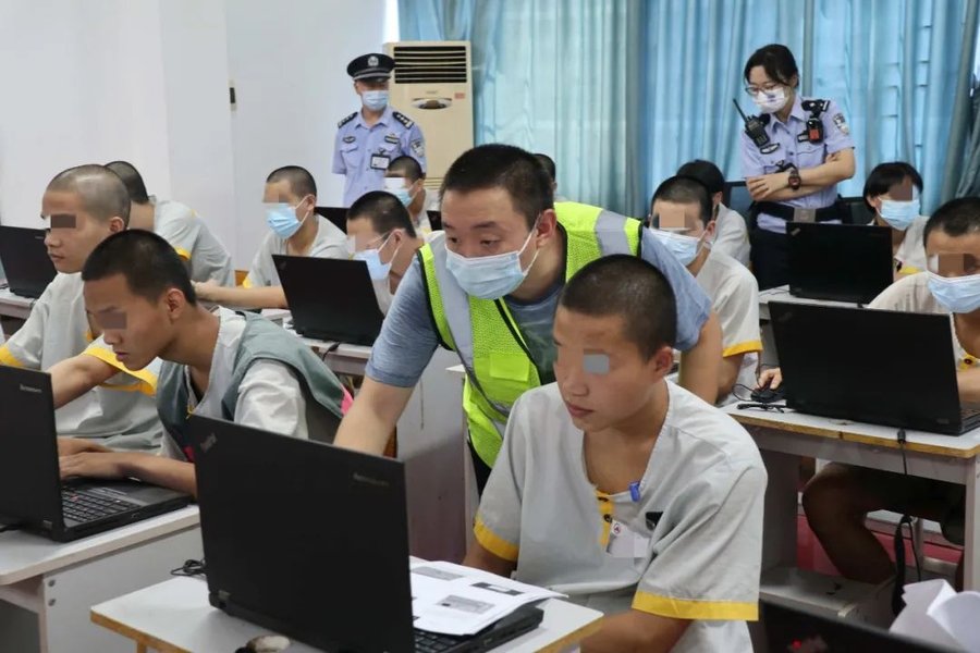 学员们在技能培训课堂上认真学习