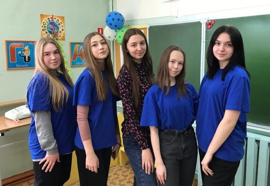 Наставник помогает старшекласснику
