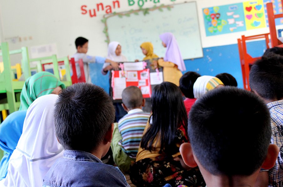 Siswa berkolaborasi dalam kelompok untuk mempersiapkan materi