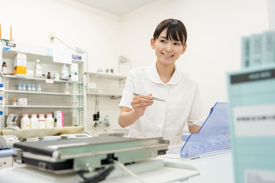 患者とコミュニケーションをとる薬剤師