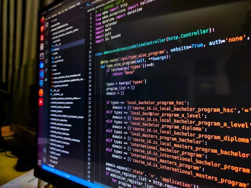 مجموعة من الأكواد البرمجية المعقدة على شاشة حاسوب