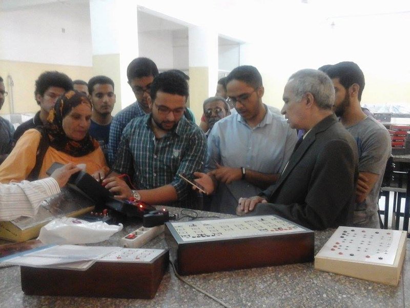 طلاب يعرضون جهاز لبرمجة تجارب الفيزياء