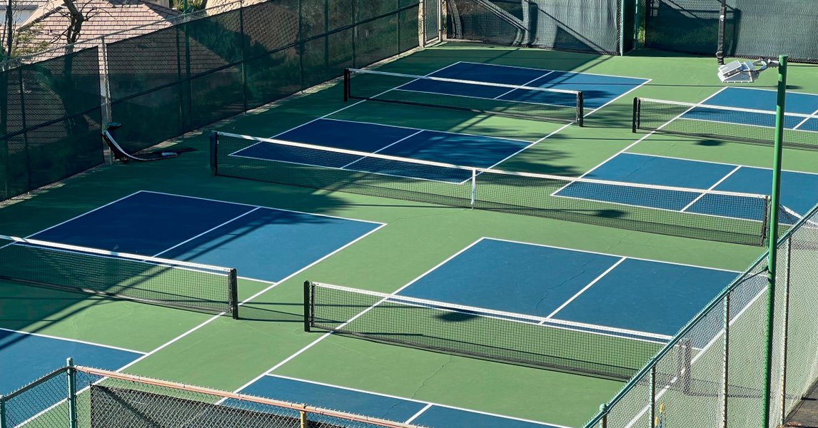 Diagram of a pickleball court with dimensions