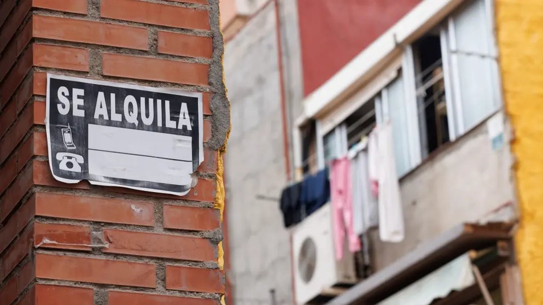 Cartel de "Se Alquila" en Madrid.