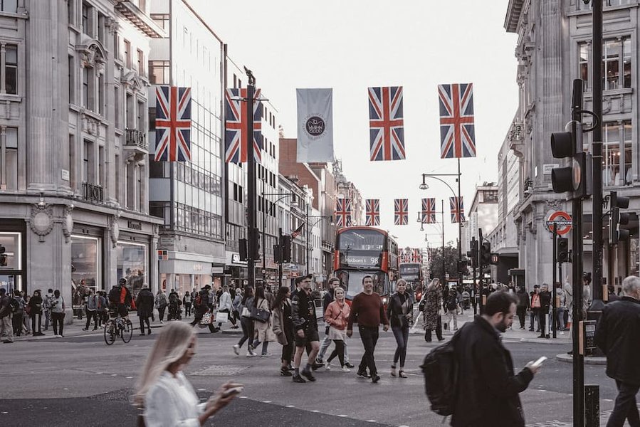 Autobús rojo de dos pisos en Oxford Street, Londres