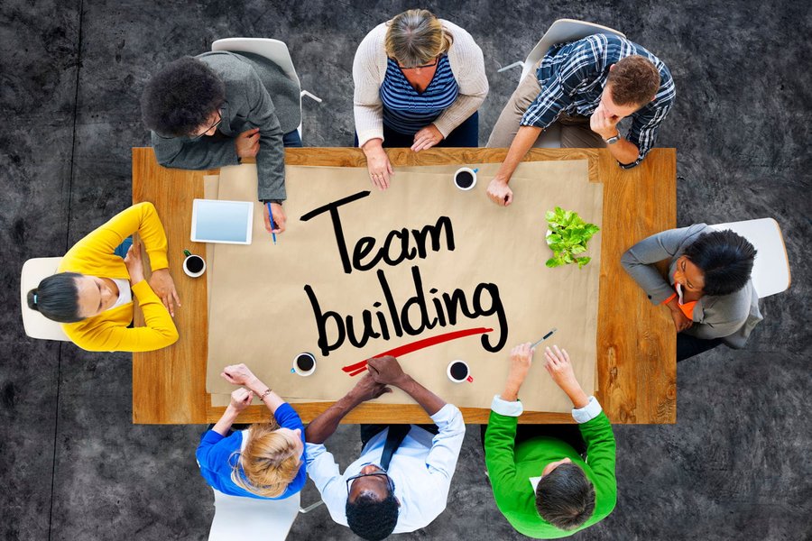 Équipe soudée lors d'une activité de team building