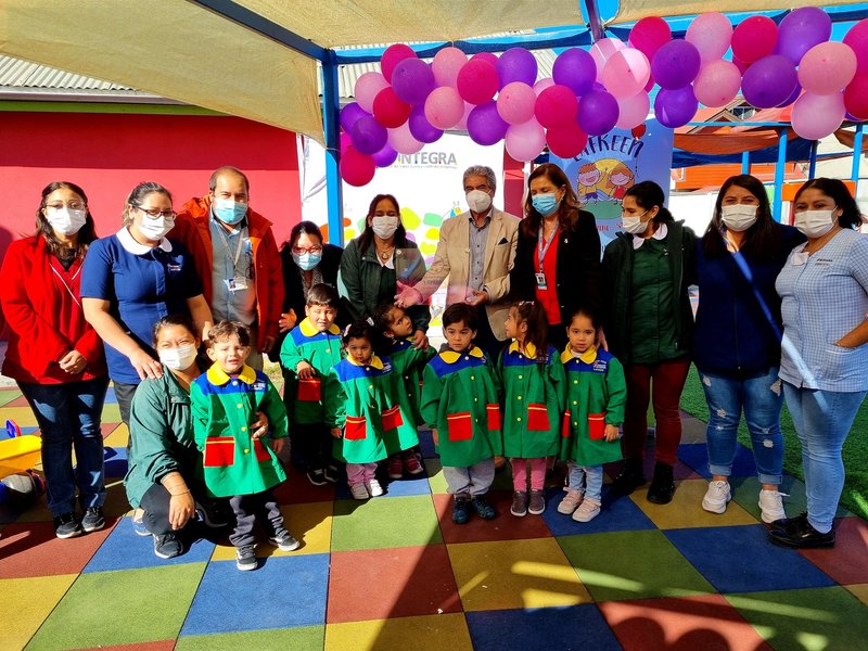 Fachada de jardín infantil Lafkeen de Fundación Integra con placa de reconocimiento