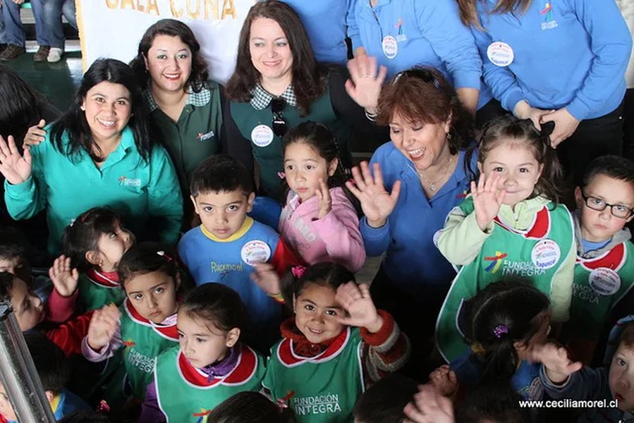 Niños disfrazados celebrando la navidad en un jardín de Fundación Integra