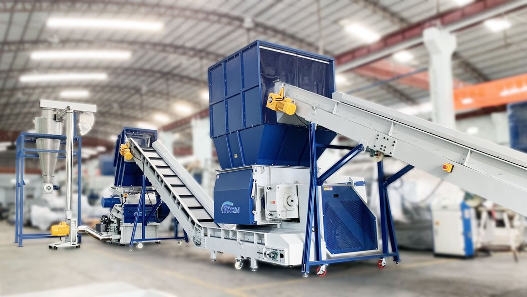 Industrial shredder for plastic waste