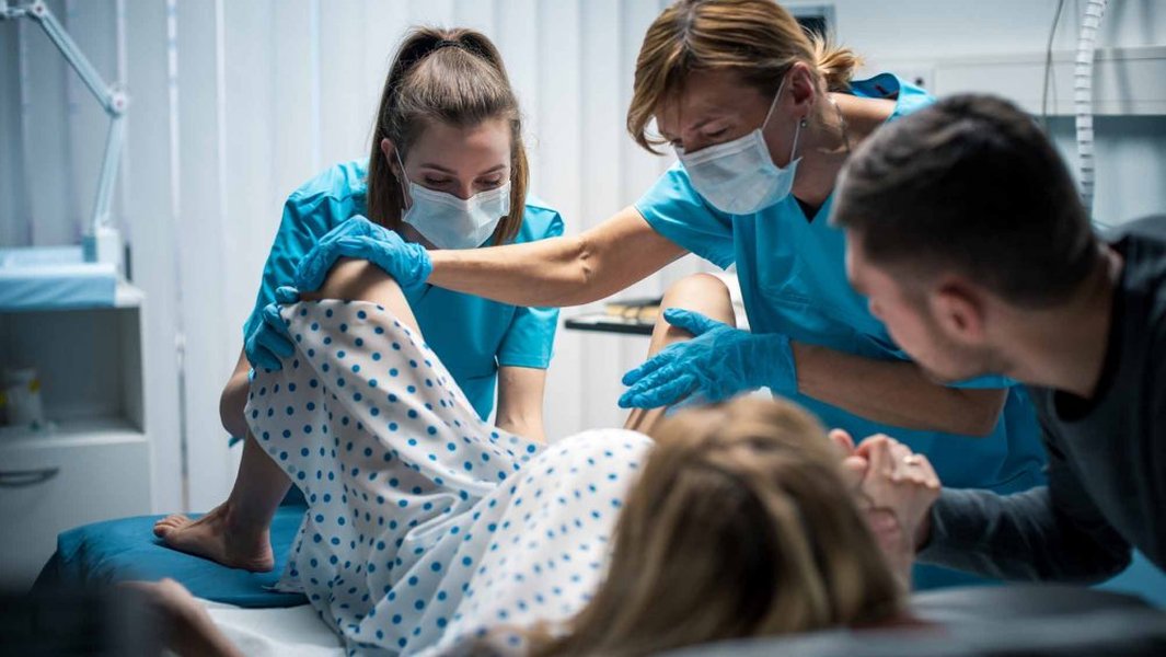 Une sage-femme accompagnant une femme pendant le travail.