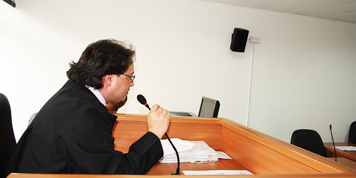 Juez presidiendo una audiencia