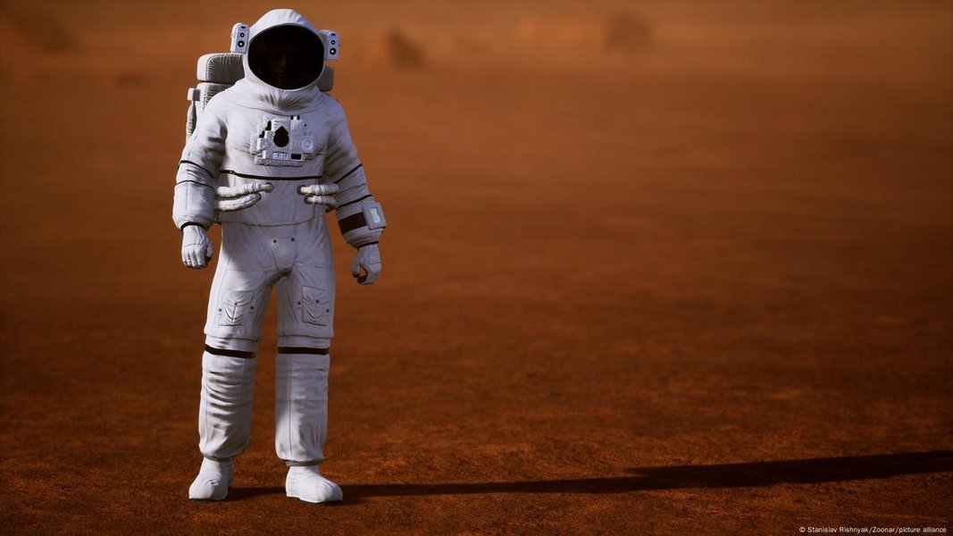 Astronauta con traje espacial