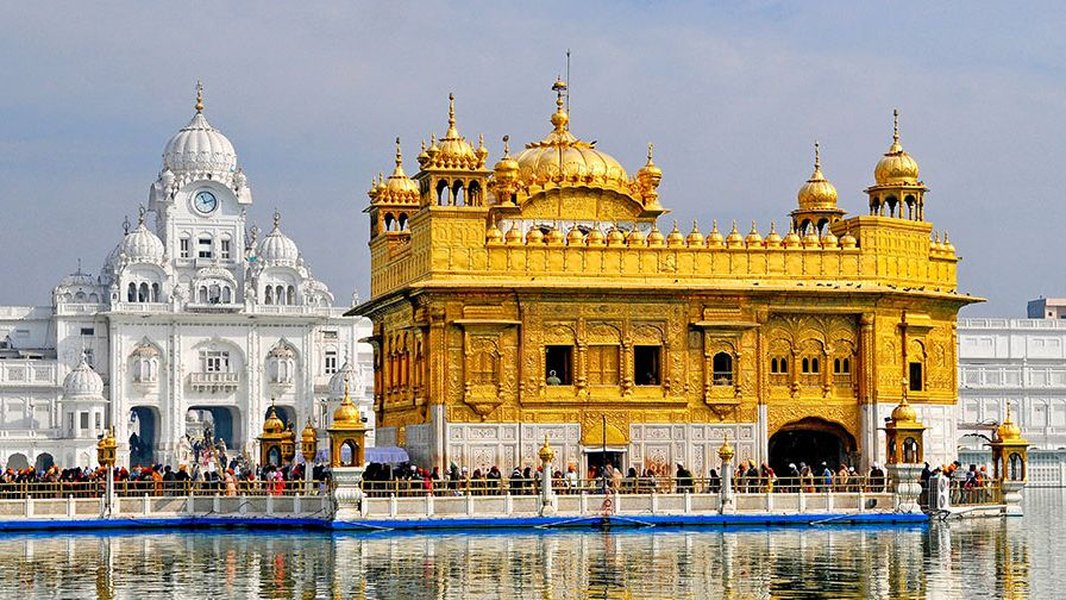 Il Tempio d'Oro ad Amritsar, India, un importante luogo di culto Sikh, che riflette la bellezza e la spiritualità.