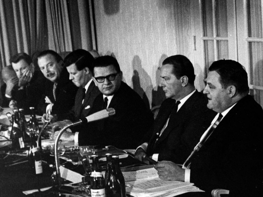 historic diplomatic meeting modern technology