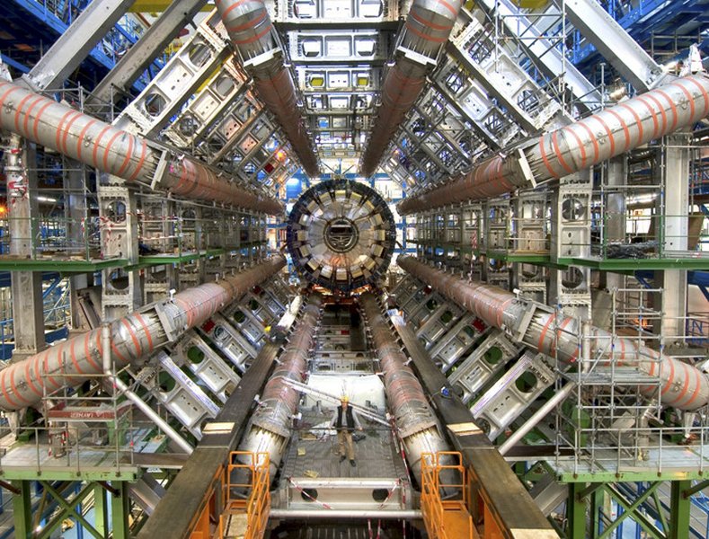 Interior de uno de los detectores del LHC, mostrando su complejidad tecnológica