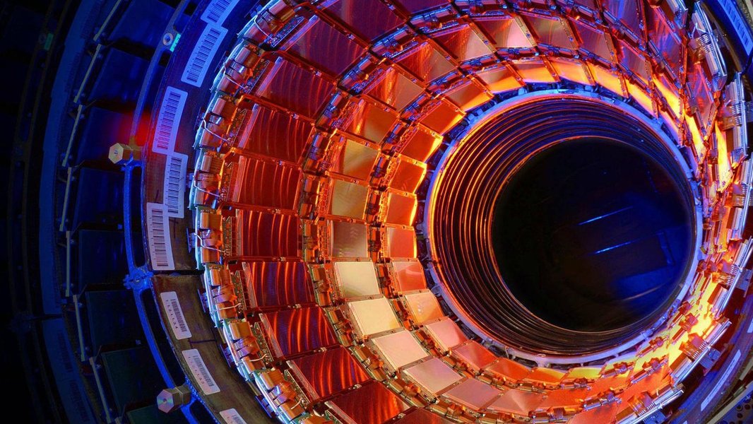 Vista interior del túnel del Gran Colisionador de Hadrones con sus imanes superconductores azules.