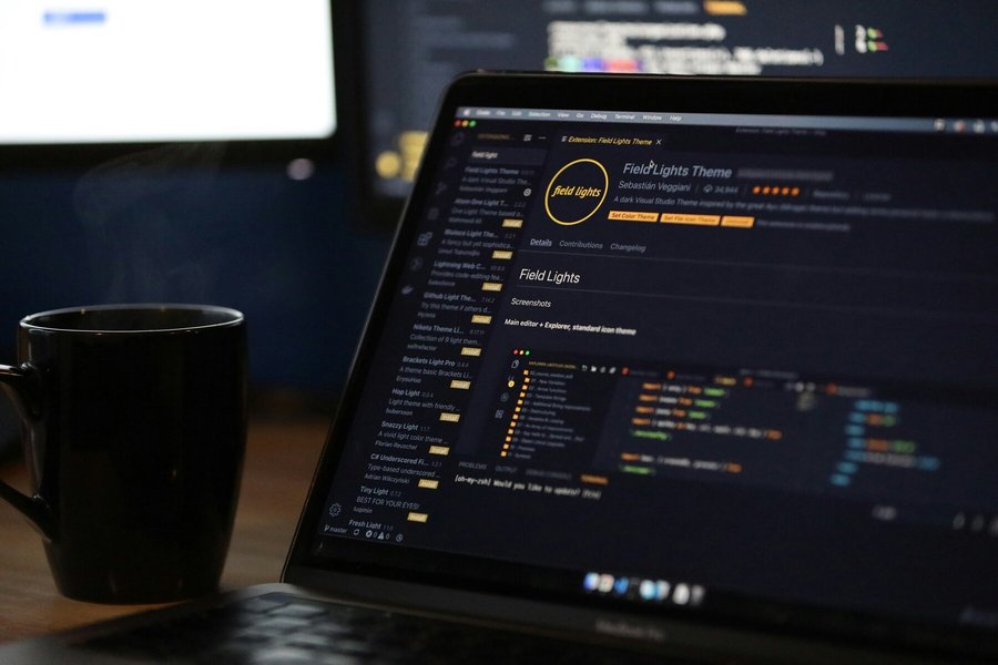 Ноутбук с кодом Python на экране