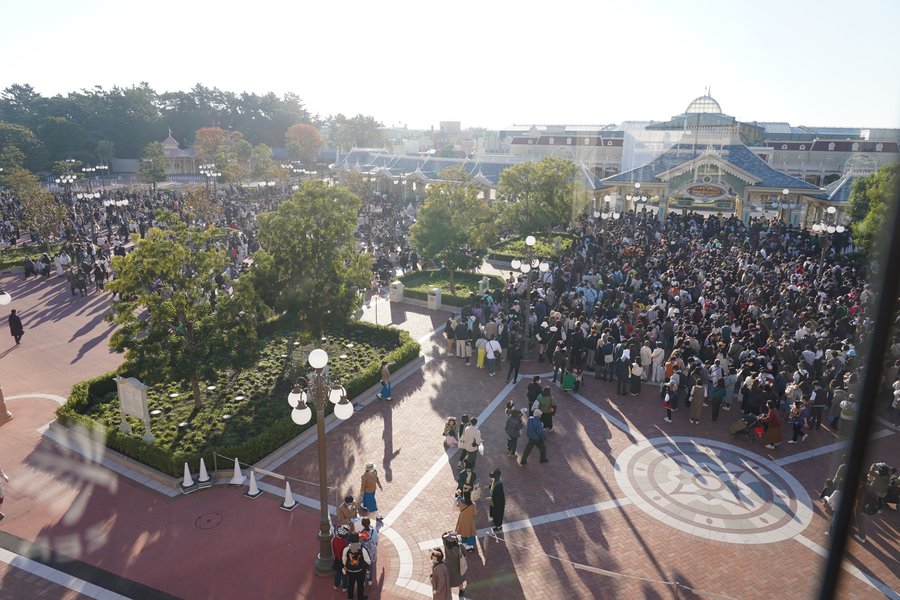 ディズニーランドの開園待ちの様子