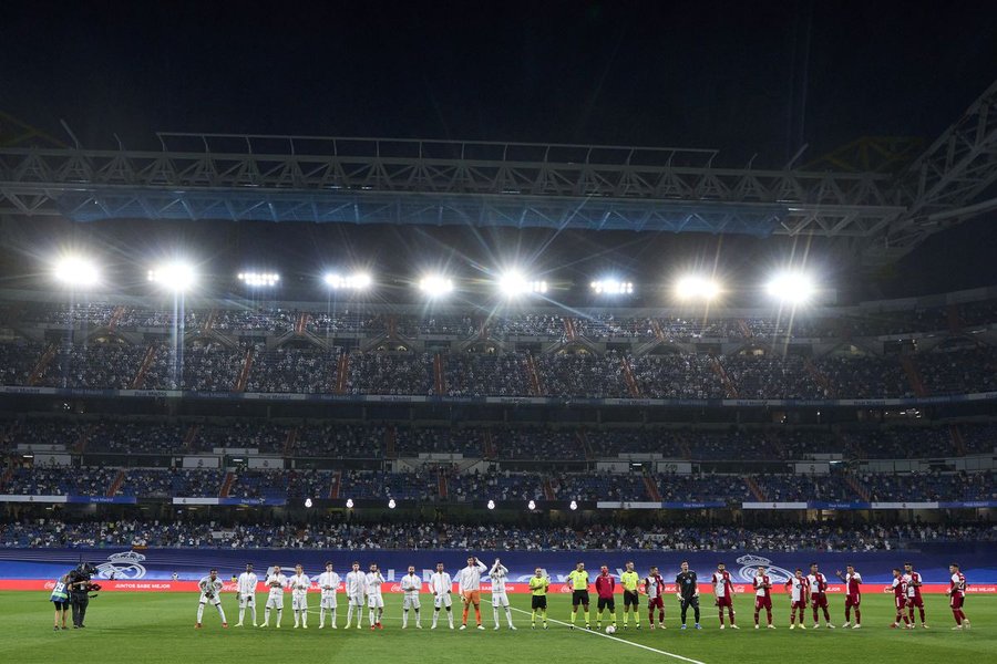 Fani Realu Madryt na stadionie Santiago Bernabéu