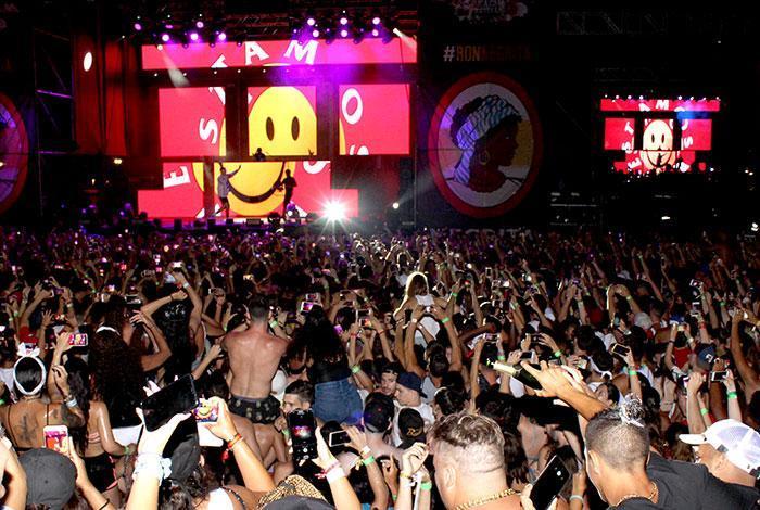 reggaeton festival outdoor stage crowd