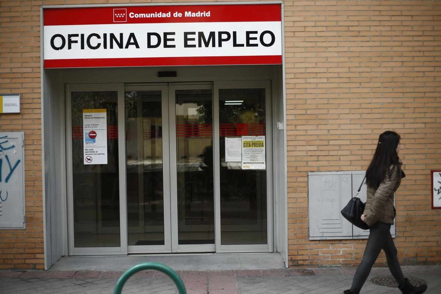 Oficina de empleo con personas esperando