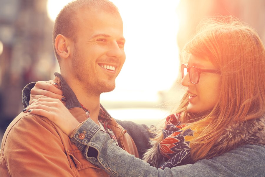 Woman complimenting a man