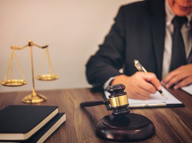 Maillet de juge et livres de droit, symbolisant les fondements légaux de la responsabilité civile.