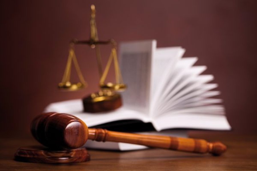 Poignée de main symbolisant un accord, potentiellement un contrat d'assurance.