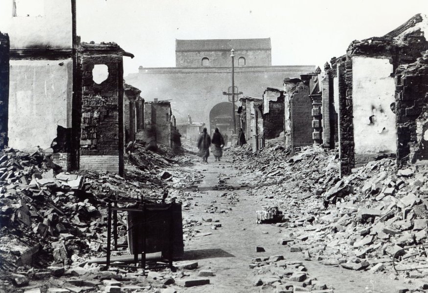 Distruzione in Cina durante la Ribellione dei Boxer del 1900.