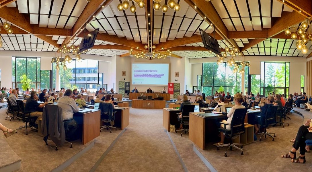 Personnes en réunion discutant de l'expérimentation RSA