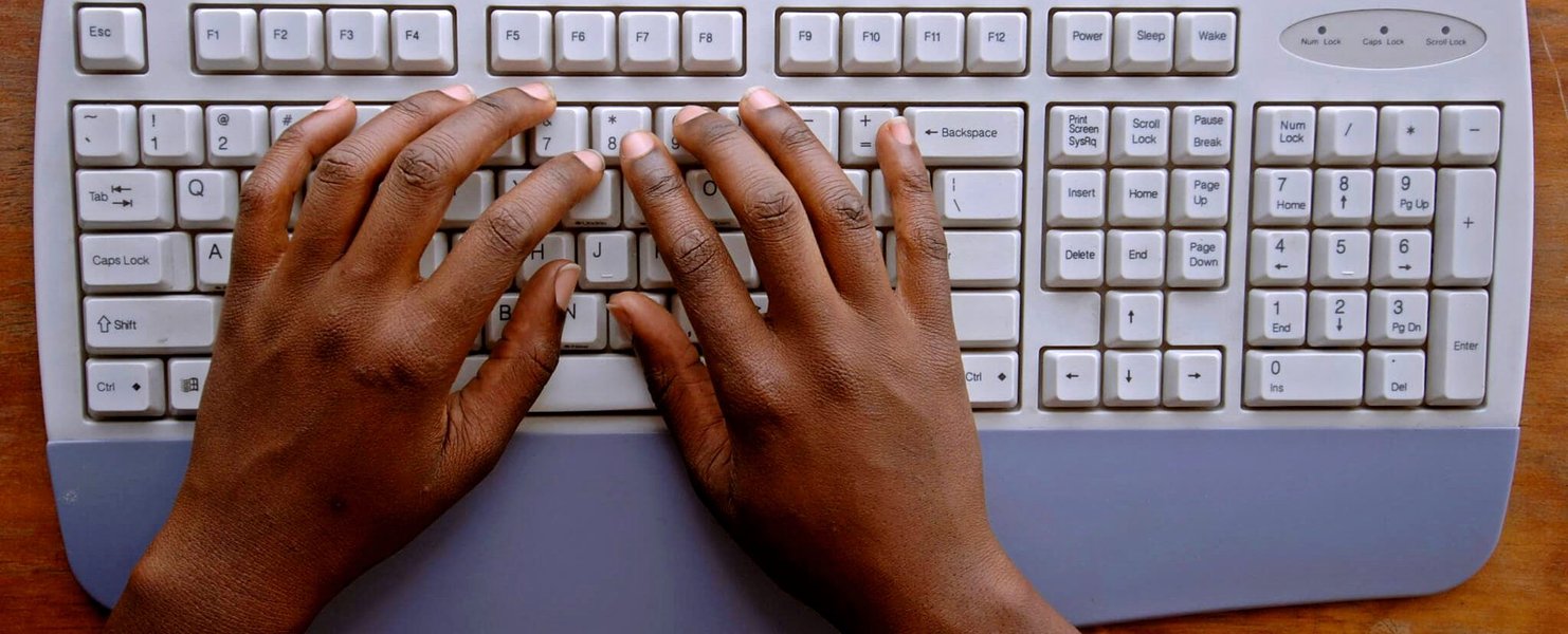 Clavier d'ordinateur symbolisant la surveillance numérique