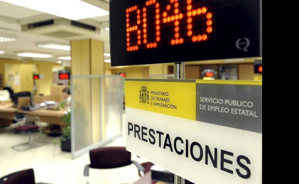 Interior de una oficina del SEPE con personas esperando