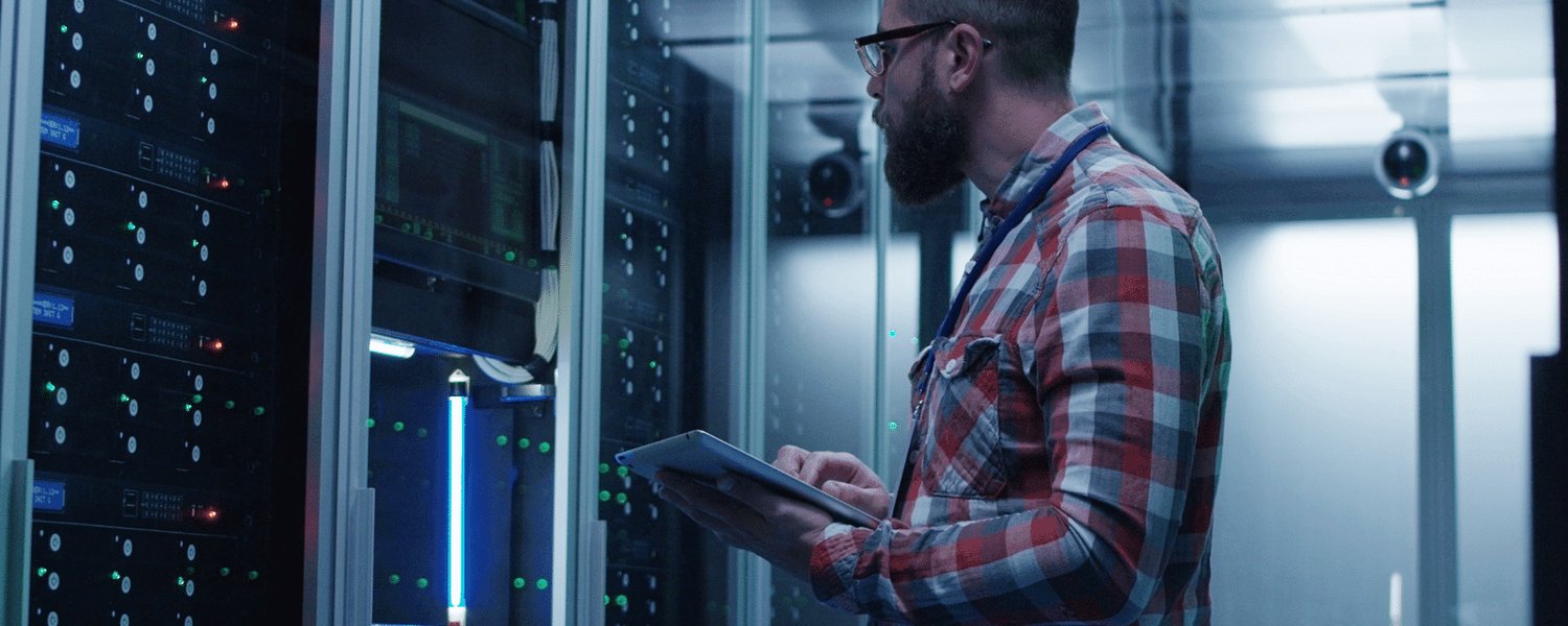 Administrateur système vérifiant des serveurs