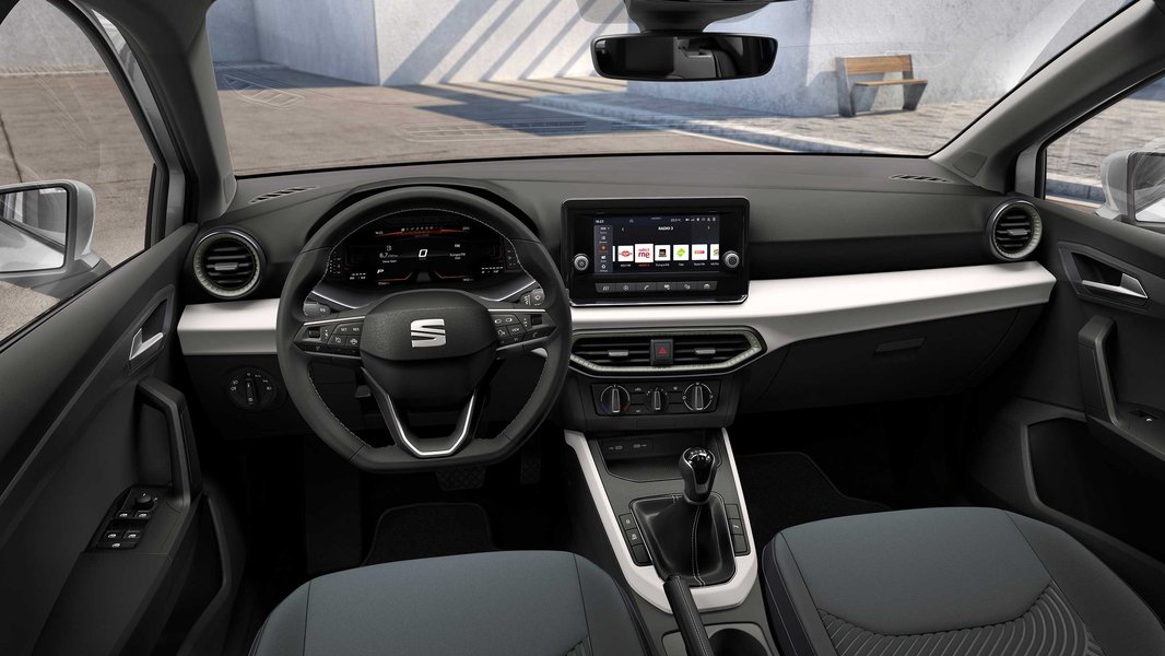 Interior del SEAT Ibiza 2025 con asientos de tela